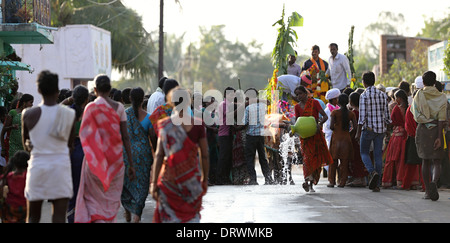Cerimonia indiana dedicato alla dea Devi - trasporto della statua della dea Devi India del Sud Foto Stock