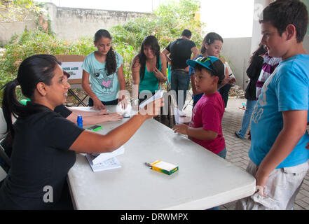 Santa Ana, Costa Rica. 02Feb, 2014. Domenica 1 febbraio 2014, centinaia di persone sono state aspettando pazientemente in linea in San José sobborgo di Santa Ana. Gli adulti sono stati qui per accompagnare i loro figli che erano la colata il loro voto simbolico per scegliere il Costa Rica è di nuovo presidente. Il nuovo leader dovrà sostituire Laura Chinchilla chi è stato a capo di questo paese latinoamericano dal 2010. Bambini i voti risale al 1978 ed è una dimostrazione eccellente della Costa Rica il desiderio di essere un leader nel campo della democrazia e dei diritti umani in questa parte del mondo. Credito: Megapress/Alamy Live News Foto Stock