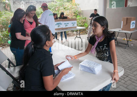 Santa Ana, Costa Rica. 02Feb, 2014. Domenica 1 febbraio 2014, centinaia di persone sono state aspettando pazientemente in linea in San José sobborgo di Santa Ana. Gli adulti sono stati qui per accompagnare i loro figli che erano la colata il loro voto simbolico per scegliere il Costa Rica è di nuovo presidente. Il nuovo leader dovrà sostituire Laura Chinchilla chi è stato a capo di questo paese latinoamericano dal 2010. Bambini i voti risale al 1978 ed è una dimostrazione eccellente della Costa Rica il desiderio di essere un leader nel campo della democrazia e dei diritti umani in questa parte del mondo. Credito: Megapress/Alamy Live News Foto Stock