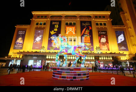 (140203) -- PECHINO, Febbraio 3, 2014 (Xinhua) -- Foto scattata il 2 febbraio, 2014 mostra un cavallo a forma di lanterna festival davanti ad un centro commerciale per lo shopping sulla Wangfujing Street, una zona commerciale di Pechino, capitale della Cina. Il nuovo anno lunare, o Festival di Primavera, inizia a gennaio 31 e segna l inizio dell anno del cavallo, secondo lo zodiaco cinese. (Xinhua)(wjq) Foto Stock