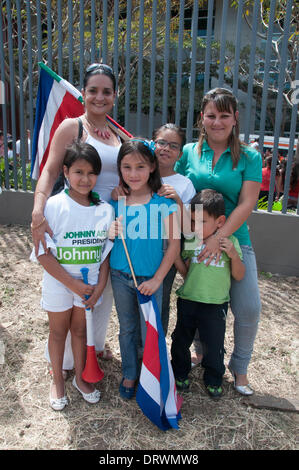 Santa Ana, Costa Rica. 02Feb, 2014. Domenica 1 febbraio 2014, centinaia di persone sono state aspettando pazientemente in linea in San José sobborgo di Santa Ana. Gli adulti sono stati qui per accompagnare i loro figli che erano la colata il loro voto simbolico per scegliere il Costa Rica è di nuovo presidente. Il nuovo leader dovrà sostituire Laura Chinchilla chi è stato a capo di questo paese latinoamericano dal 2010. Bambini i voti risale al 1978 ed è una dimostrazione eccellente della Costa Rica il desiderio di essere un leader nel campo della democrazia e dei diritti umani in questa parte del mondo. Credito: Megapress/Alamy Live News Foto Stock