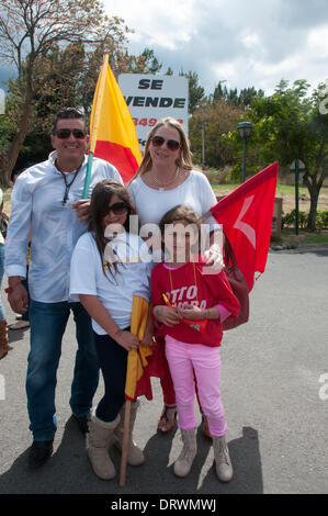 Santa Ana, Costa Rica. 02Feb, 2014. Domenica 1 febbraio 2014, centinaia di persone sono state aspettando pazientemente in linea in San José sobborgo di Santa Ana. Gli adulti sono stati qui per accompagnare i loro figli che erano la colata il loro voto simbolico per scegliere il Costa Rica è di nuovo presidente. Il nuovo leader dovrà sostituire Laura Chinchilla chi è stato a capo di questo paese latinoamericano dal 2010. Bambini i voti risale al 1978 ed è una dimostrazione eccellente della Costa Rica il desiderio di essere un leader nel campo della democrazia e dei diritti umani in questa parte del mondo. Credito: Megapress/Alamy Live News Foto Stock