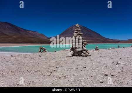 Una pila di rocce fatte dai turisti che visitano la Laguna Verde (Verde Laguna) nel sud della Bolivia. Foto Stock