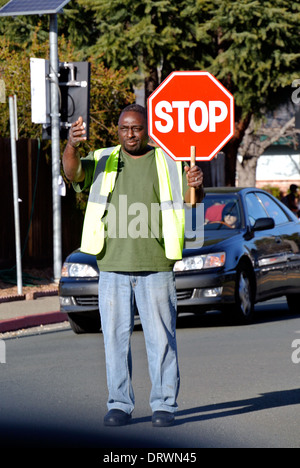 Attraversamento Scuola guard dirige il traffico su San Rafael California Street Foto Stock