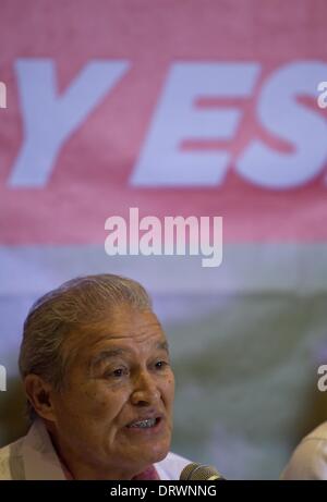 San Salvador El Salvador. 2° febbraio 2014. Il candidato presidenziale della sentenza di sinistra Farabundo Marti National Liberation Front (FMLN), Salvador Sanchez, partecipa a una conferenza stampa nel quadro della giornata elettorale a San Salvador, capitale di El Salvador, nel febbraio 2, 2014. Salvador Sanchez Ceren, ha dichiarato durante la conferenza che il secondo turno delle elezioni presidenziali, sarà necessario. © David de la Paz/Xinhua/Alamy Live News Foto Stock