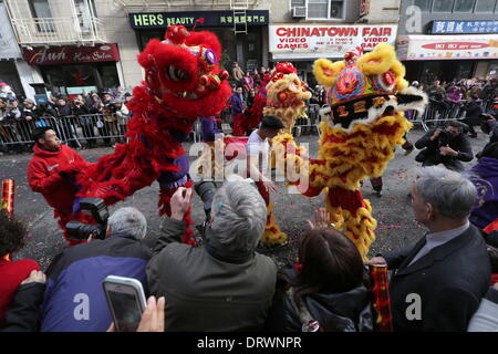 New York, New York, Stati Uniti d'America. 2° febbraio 2014. Draghi cinesi marzo attraverso Chinatown durante la Chinatown di nuovi anni Parade. Credito: Michael Cummo/ZUMA filo/ZUMAPRESS.com/Alamy Live News Foto Stock