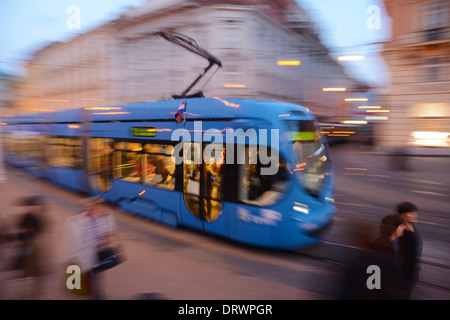 Zagabria street scene in movimento sfocate, Croazia Foto Stock