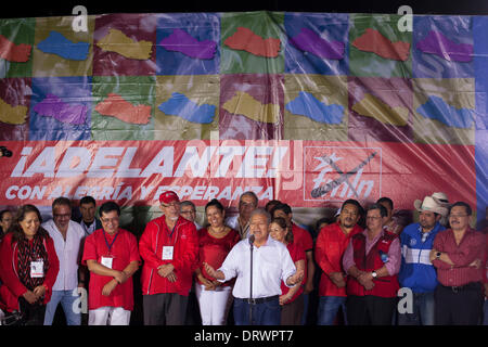 San Salvador El Salvador. 2° febbraio 2014. Il candidato presidenziale della sentenza di sinistra Farabundo Marti National Liberation Front (FMLN), Salvador Sanchez (C) offre un discorso durante un rally nel contesto della giornata elettorale a San Salvador, la capitale di El Salvador, durante gli ultimi minuti di Febbraio 2, 2014. Salvador Sanchez ha dichiarato che il secondo turno delle elezioni presidenziali che si renderanno necessari. Credito: Luis Echeverria/Xinhua/Alamy Live News Foto Stock