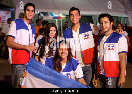 San Salvador El Salvador. 2° febbraio 2014. I sostenitori della nazionale di Alleanza Repubblicana (Arena), rally nel contesto della giornata elettorale a San Salvador, la capitale di El Salvador, nel febbraio 2, 2014. Credito: Oscar Rivera/Xinhua/Alamy Live News Foto Stock