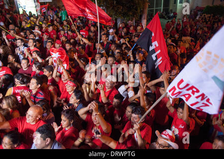 San Salvador El Salvador. 2° febbraio 2014. I sostenitori del candidato presidenziale della sentenza di sinistra Farabundo Marti National Liberation Front (FMLN), Salvador Sanchez, rally nel contesto della giornata elettorale a San Salvador, la capitale di El Salvador, durante gli ultimi minuti di Febbraio 2, 2014. Salvador Sanchez Ceren, ha dichiarato che il secondo turno delle elezioni presidenziali che si renderanno necessari. Credito: Luis Echeverria/Xinhua/Alamy Live News Foto Stock