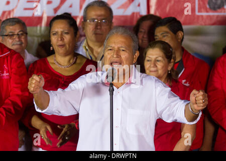 San Salvador El Salvador. 2° febbraio 2014. Il candidato presidenziale della sentenza di sinistra Farabundo Marti National Liberation Front (FMLN), Salvador Sanchez (C) offre un discorso durante un rally nel contesto della giornata elettorale a San Salvador, la capitale di El Salvador, durante gli ultimi minuti di Febbraio 2, 2014. Salvador Sanchez ha dichiarato che il secondo turno delle elezioni presidenziali che si renderanno necessari. Credito: Luis Echeverria/Xinhua/Alamy Live News Foto Stock