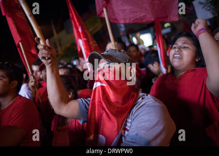 San Salvador El Salvador. 2° febbraio 2014. I sostenitori del candidato presidenziale della sentenza di sinistra Farabundo Marti National Liberation Front (FMLN), Salvador Sanchez, rally nel contesto della giornata elettorale a San Salvador, la capitale di El Salvador, durante gli ultimi minuti di Febbraio 2, 2014. Salvador Sanchez Ceren, ha dichiarato che il secondo turno delle elezioni presidenziali che si renderanno necessari. Credito: Luis Echeverria/Xinhua/Alamy Live News Foto Stock