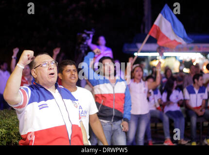 San Salvador El Salvador. 2° febbraio 2014. I sostenitori della nazionale di Alleanza Repubblicana (Arena), rally nel contesto della giornata elettorale a San Salvador, la capitale di El Salvador, nel febbraio 2, 2014. Credito: Oscar Rivera/Xinhua/Alamy Live News Foto Stock