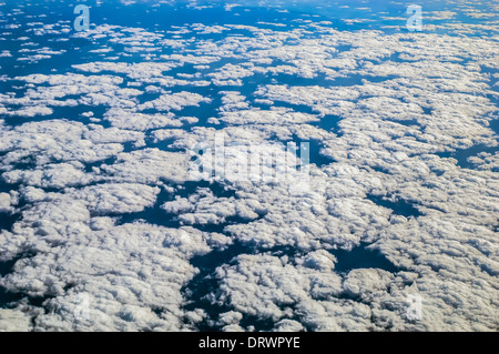 I modelli cloud presi da un piano nell'Oceano Atlantico Foto Stock