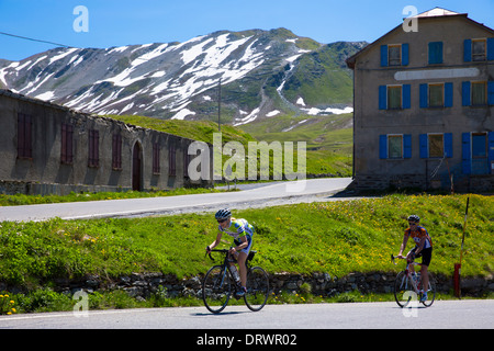 I ciclisti in sella british Scott bike (anteriore) Pinarello (dietro) sul Passo dello Stelvio, il Passo dello Stelvio, Stilfser Joch, in Italia Foto Stock