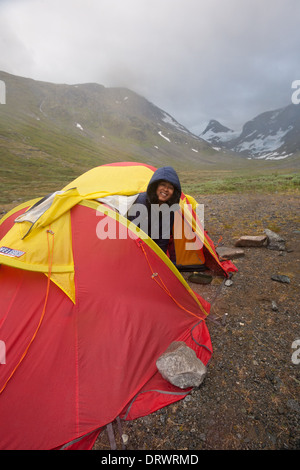 Fotografo Outdoor Zizza Gordon in tenda camp in Ringsdalen in Jotunheimen, Norvegia. Foto Stock