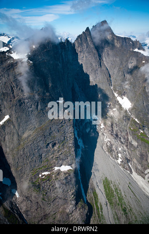 Foto aerea del Peak Store Trolltind (in alto a destra) e le vette Trolltindane nella valle di Romsdalen, Møre og Romsdal, Norvegia. Foto Stock