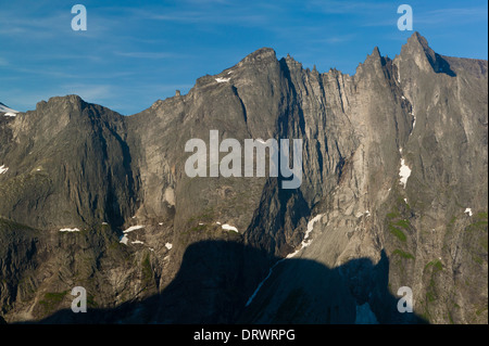 Il 3000 piedi verticale Parete Troll (appena a destra del centro) e i picchi Trolltindane nella valle Romsdalen, Møre og Romsdal, Norvegia. Foto Stock