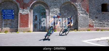 I ciclisti ride roadbikes Bianchi sul Passo dello Stelvio, il Passo dello Stelvio, dello Stelvio, nel Nord Italia Foto Stock