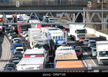 Essex, Regno Unito, 2 aprile 2013 foto di stock di traffico sulla M25 tra il raccordo 29 e 28 Foto Stock