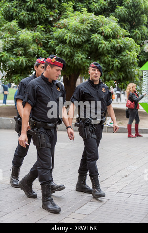 Polizia spagnola di pattuglia Barcelona Foto Stock