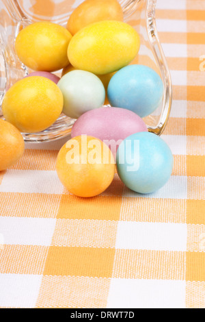 Close-up di alcuni Pasqua zucchero duro rivestito di uova di cioccolato in una ciotola di vetro Foto Stock