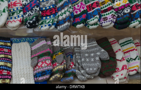 Tradizionali bulgare colorata lana guanti e calze lavorate a maglia a mano Foto Stock