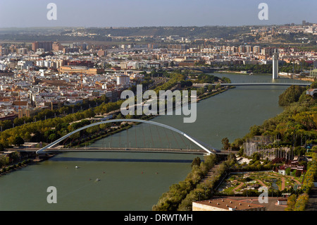 Vista aerea con il fiume Guadalquivir e La Cartuja Island, Siviglia, regione dell'Andalusia, Spagna, Europa Foto Stock