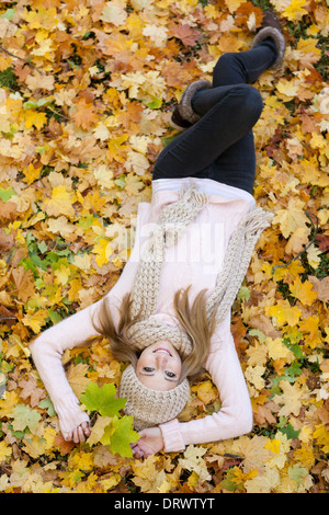 Attraente giovane donna relax nel parco atumn natura outdoor giallo Foto Stock