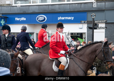 Boxing day Flint e Denbigh Hunt assemblaggio per avviare in Denbigh square North Wales 2013 Foto Stock