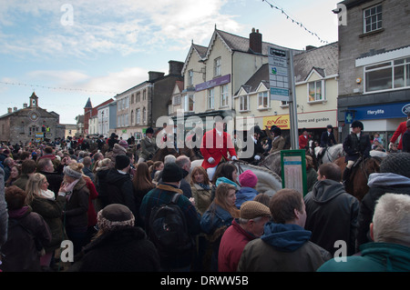 Boxing day Flint e Denbigh Hunt assemblaggio per avviare in Denbigh square North Wales 2013 Foto Stock