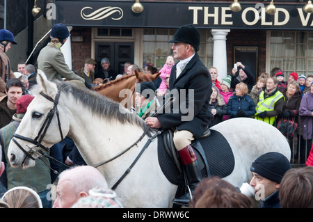 Boxing day Flint e Denbigh Hunt assemblaggio per avviare in Denbigh square North Wales 2013 Foto Stock