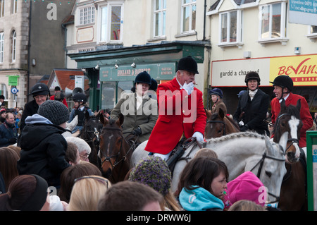 Boxing day Flint e Denbigh Hunt assemblaggio per avviare in Denbigh square North Wales 2013 Foto Stock