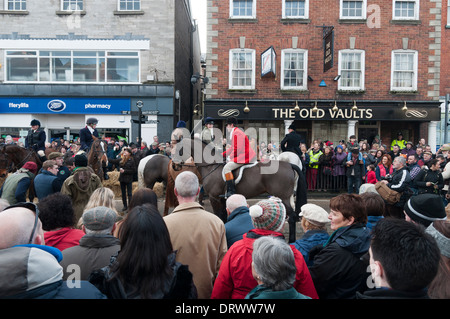 Boxing day Flint e Denbigh Hunt assemblaggio per avviare in Denbigh square North Wales 2013 Foto Stock