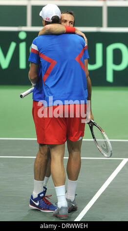 Ostrava, Repubblica Ceca. Il 1° febbraio 2014. Tomas BERDYCH, sinistra e Radek STEPANEK: risultati nei, a destra dalla Repubblica ceca celebra dopo aver sconfitto Robin Haase e Jean-Julien Rojer dai Paesi Bassi nel loro Davis Cup primo turno raddoppia corrispondono a Ostrava, Repubblica Ceca, sabato, 1 febbraio 2014. Berdych e STEPANEK: risultati nei ha vinto 7-5, 1-6, 7-6, 7-6. Credito: Jaroslav Ozana/CTK foto/Alamy Live News Foto Stock