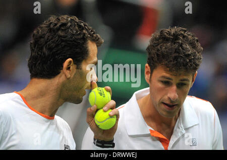 Ostrava, Repubblica Ceca. Il 1° febbraio 2014. Robin Haase, destra, ascolta Jean-Julien Rojer, sinistra, da Paesi Bassi durante la loro Coppa Davis primo round dobles match contro Tomas BERDYCH e Radek STEPANEK: risultati nei dalla Repubblica ceca in Ostrava, Repubblica Ceca, sabato, 1 febbraio 2014. Credito: Jaroslav Ozana/CTK foto/Alamy Live News Foto Stock