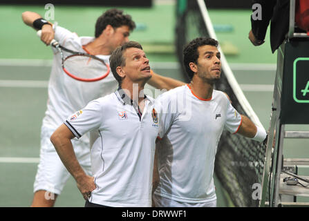 Ostrava, Repubblica Ceca. Il 1° febbraio 2014. Robin Haase reagisce come allenatore della squadra di Jan Siemerink e Jean-Julien Rojer dai Paesi Bassi, da sinistra a destra, discutere con l'arbitro durante la loro Coppa Davis primo round dobles match contro Tomas BERDYCH e Radek STEPANEK: risultati nei dalla Repubblica ceca in Ostrava, Repubblica Ceca, sabato, 1 febbraio 2014. Credito: Jaroslav Ozana/CTK foto/Alamy Live News Foto Stock