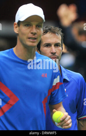 Ostrava, Repubblica Ceca. Il 1° febbraio 2014. Tomas BERDYCH, sinistra e Radek STEPANEK: risultati nei, a destra dalla Repubblica ceca la riproduzione durante la loro Coppa Davis primo round raddoppia il match contro Robin Haase e Jean-Julien Rojer dai Paesi Bassi a Ostrava, Repubblica Ceca, sabato, 1 febbraio 2014. Credito: Jaroslav Ozana/CTK foto/Alamy Live News Foto Stock