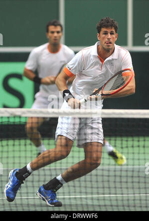 Ostrava, Repubblica Ceca. Il 1° febbraio 2014. Robin Haase, destra e Jean-Julien Rojer, sinistra, dai Paesi Bassi la riproduzione durante la loro Coppa Davis primo round raddoppia il match contro Tomas BERDYCH e Radek STEPANEK: risultati nei dalla Repubblica ceca in Ostrava, Repubblica Ceca, sabato, 1 febbraio 2014. Credito: Jaroslav Ozana/CTK foto/Alamy Live News Foto Stock