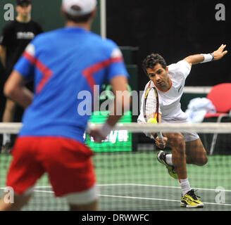 Ostrava, Repubblica Ceca. Il 1° febbraio 2014. Tomas BERDYCH, sinistra, dalla Repubblica ceca e Jean-Julien Rojer, destra, dai Paesi Bassi la riproduzione durante la loro Coppa Davis primo round raddoppia corrispondono a Ostrava, Repubblica Ceca, sabato, 1 febbraio 2014. Credito: Jaroslav Ozana/CTK foto/Alamy Live News Foto Stock