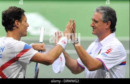 Ostrava, Repubblica Ceca. 2° febbraio 2014. Tomas BERDYCH provenienti dalla Repubblica ceca, sinistra, celebra con l'allenatore Jaroslav Navratil, a destra dopo aver sconfitto Thiemo De Bakker dai Paesi Bassi nel loro Davis Cup primo turno singles corrispondono a Ostrava, Repubblica Ceca, domenica 2 febbraio, 2014. Berdych ha vinto 6-1, 6-4, 6-3. Credito: Jaroslav Ozana/CTK foto/Alamy Live News Foto Stock