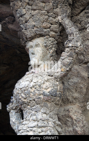 Donne statua di pietra nel parco Guell,Barcellona,l'architettura di Gaudi Foto Stock