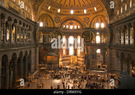 Europa/Asia, la Turchia, Istanbul, Aya Sofia Museum (537 annuncio, ex moschea e chiesa), la decorazione del soffitto e calligrafia Foto Stock