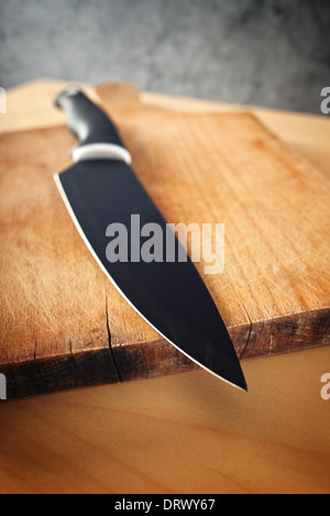 Nero ceramica affilato coltello da cucina in legno tavolo da cucina. Foto Stock