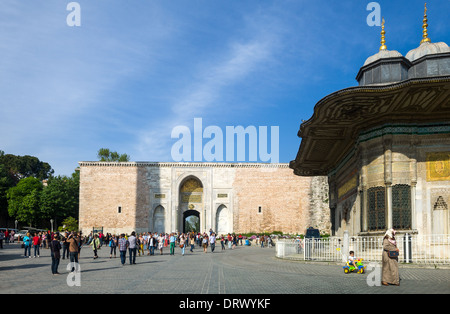 Istanbul, il Sultano Ahmed fontana e nell'bacground il Palazzo Topkapi entrata principale Foto Stock