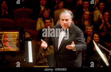 Praga, Repubblica Ceca. Il 1° febbraio 2014. Israeli-American pianista Yefim Bronfman suona con l'orchestra ceca Sinfonietta, condotti da Radek Baborak, in Rudolfinum a Praga, Repubblica Ceca, 1 febbraio 2014. Credito: Vit Simanek/CTK foto/Alamy Live News Foto Stock