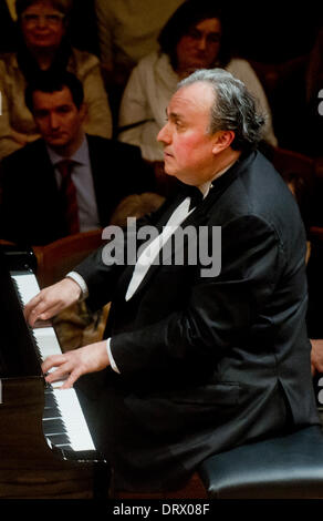 Praga, Repubblica Ceca. Il 1° febbraio 2014. Israeli-American pianista Yefim Bronfman suona con l'orchestra ceca Sinfonietta, condotti da Radek Baborak, in Rudolfinum a Praga, Repubblica Ceca, 1 febbraio 2014. Credito: Vit Simanek/CTK foto/Alamy Live News Foto Stock