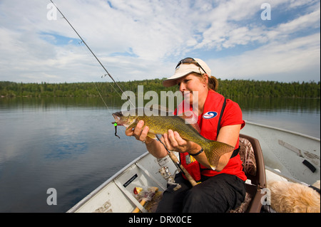 Donna pescatore tenendo l'estate walleye ha catturato nel nord Ontario, Canada. Foto Stock