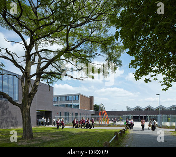 Scuola di Wednesfield, Wolverhampton, Regno Unito. Architetto: Capita Symonds architettura, 2013. Vista completa di edifici Foto Stock