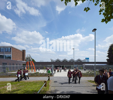 Scuola di Wednesfield, Wolverhampton, Regno Unito. Architetto: Capita Symonds architettura, 2013. Vista del cortile principale. Foto Stock